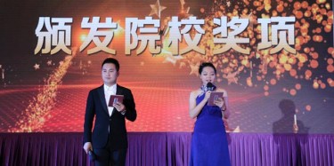 畢加為各院校頒發(fā)“最佳合作院?！保瑫咕?，譜寫華章